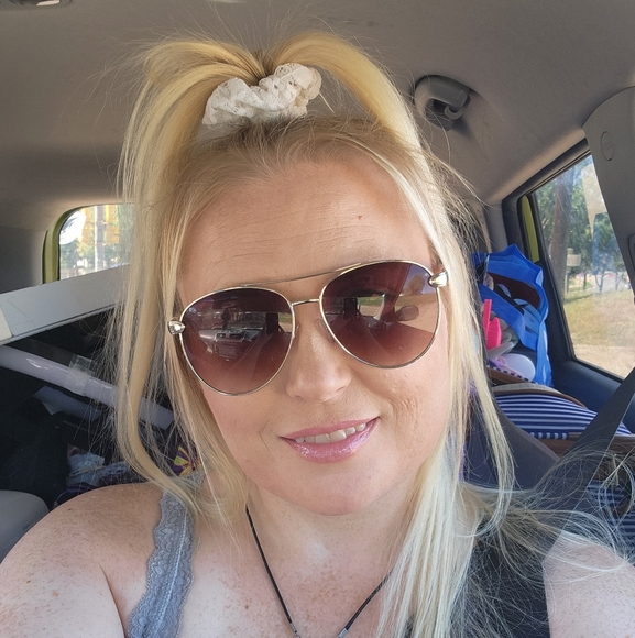 Meet your Posher, Tabitha - Picture 2 of 2